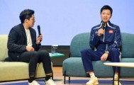 九游娱乐中心-霍启刚：要不要来香港学跳水？马龙：婉拒了哈！